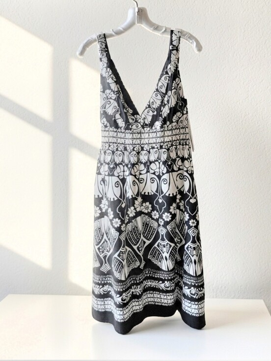 Robbie Bee Dresses & Skirts - NWT Robbie Bee Black and White Patterned Pretty V-Neck Tribal Midi Dress Size 12